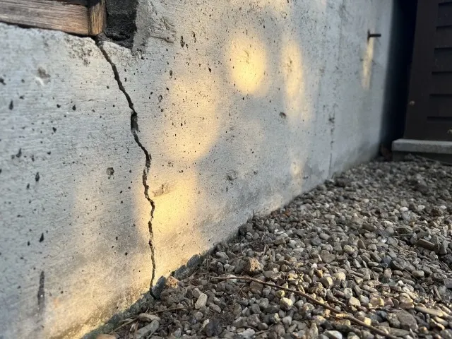 外壁ひび割れ補修の必要性｜耐久性から見る最適な施工方法とは？