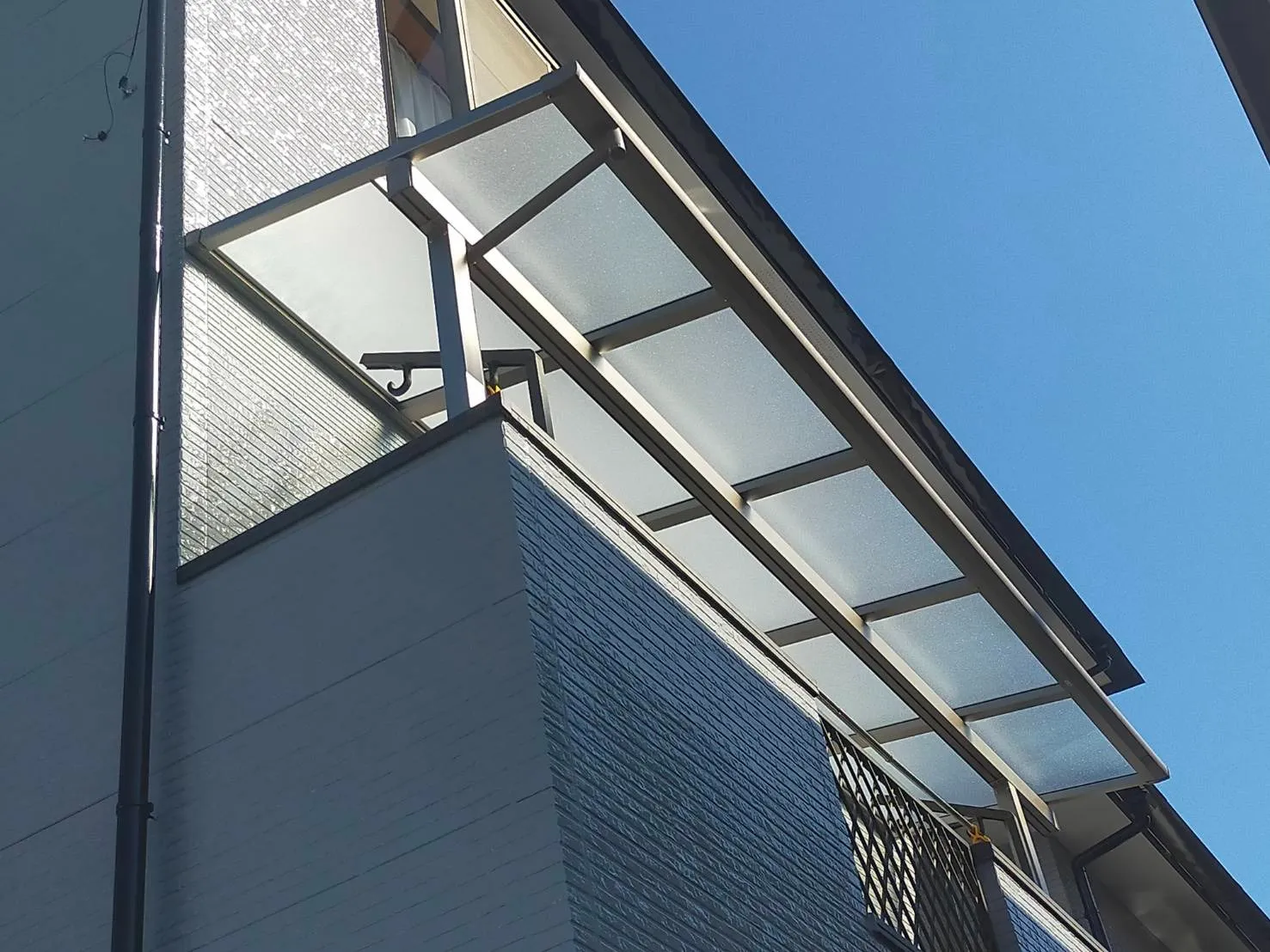 魅力的なリフォームで快適な室内空間を！ベランダ屋根設置の魅力