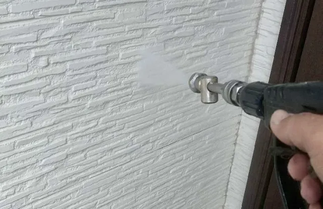 高圧洗浄の重要性を塗装工事で活かす外壁メンテナンス実践法