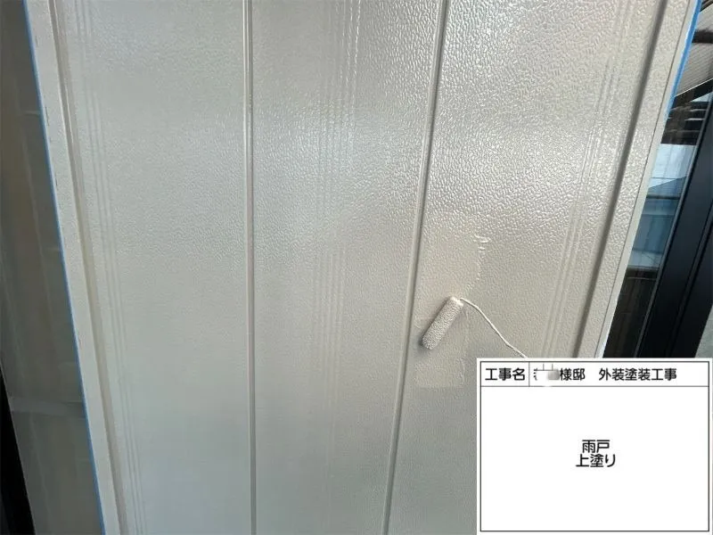 雨戸塗装 (雨戸を丁寧に塗装し、色ムラのない美しい仕上がりに仕上げました)