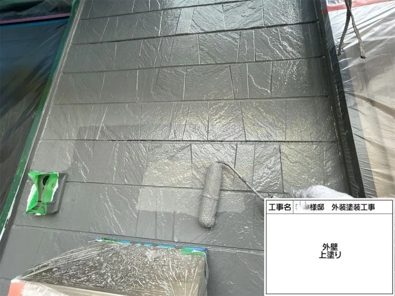 外壁塗装 上塗り(4工程目) 最終仕上げとして上塗りを施工し、色ムラのない美しい外観と高い耐久性を実現しました。