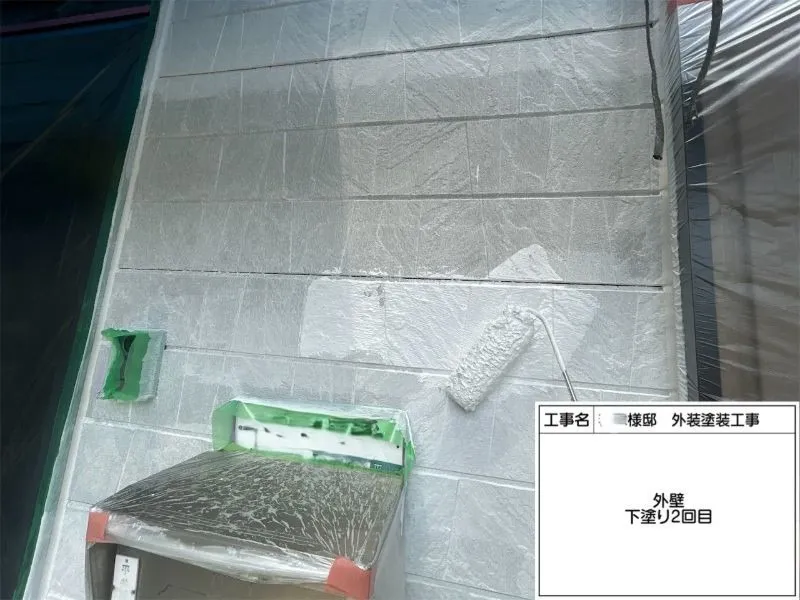 外壁塗装 下塗り(2工程目) 外壁全体に下塗り材を均一に塗布し、仕上げ塗料がしっかり密着する下地を整えました。