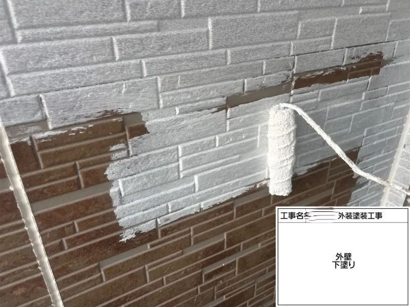 外壁下塗り→外壁の下地を整えるため、アレスダイナミックフィラーを塗布しました。下塗りにより塗料の密着性を高め、ひび割れの追従性や仕上がりの耐久性を向上させる重要な工程です。