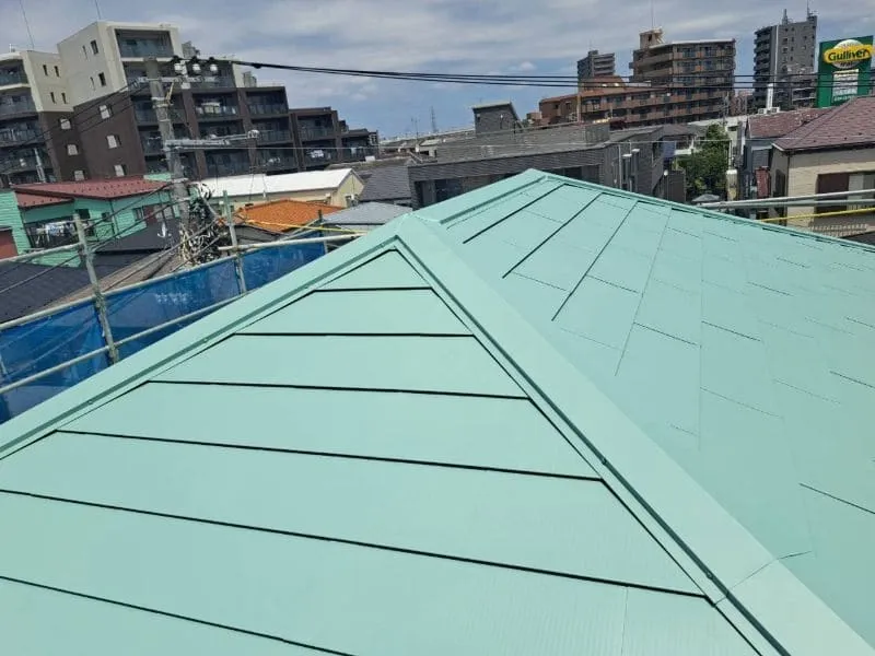 防水シートの施工後、新しい屋根材を施工します。 今回使用した屋根材は、セキノ興産のダンネツトップ8-1です。 カラーには、落ち着いた印象のバンブーグリーンを採用しました。