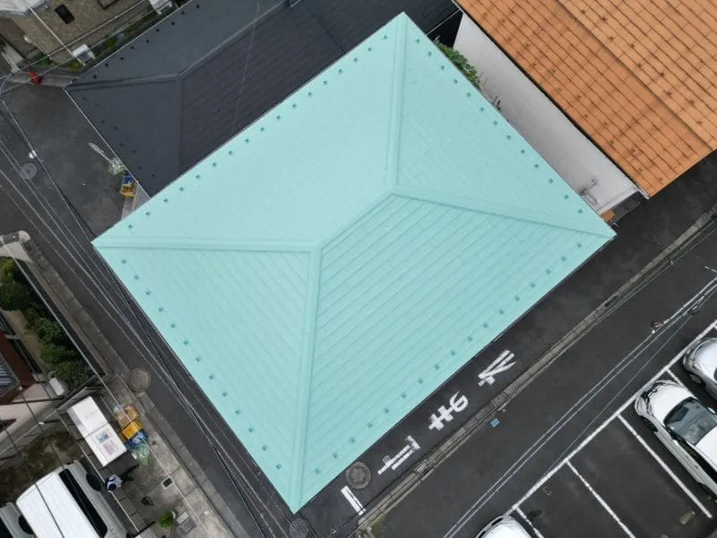 江戸川区｜築30年のスレート屋根を屋根カバー工法で改修｜ダンネツトップ8-1（バンブーグリーン）