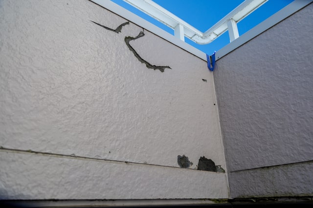 ベランダの塗装の剥がれは放置厳禁！対処法を紹介