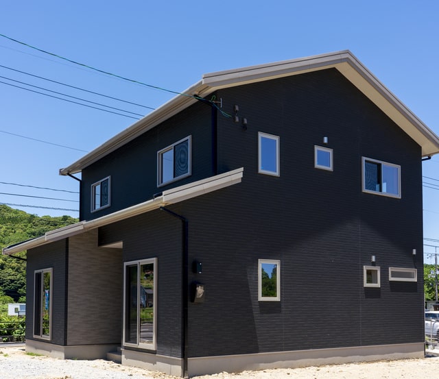 外壁塗装で黒やグレーを選んだ場合のメリット・デメリットとは